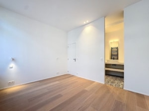 Intérieur moderne minimaliste lumineux chaleureux avec murs blancs sol en bois clair et salle de bains élégante