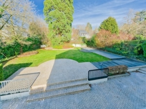 Jardin paisible avec pelouse terrasse en bois arbres fruitiers et allées en pierre claire