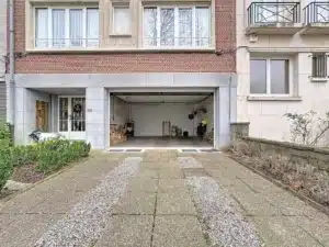 Maison moderne avec garage spacieux façade en briques allée pavée jardin soigné environnement calme