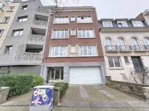 Rue urbaine mixant architecture traditionnelle moderne et européenne avec verdure et mobilier créatif