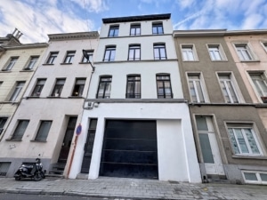 Rue urbaine avec bâtiments modernes classiques et en verre ambiance dynamique et pavée