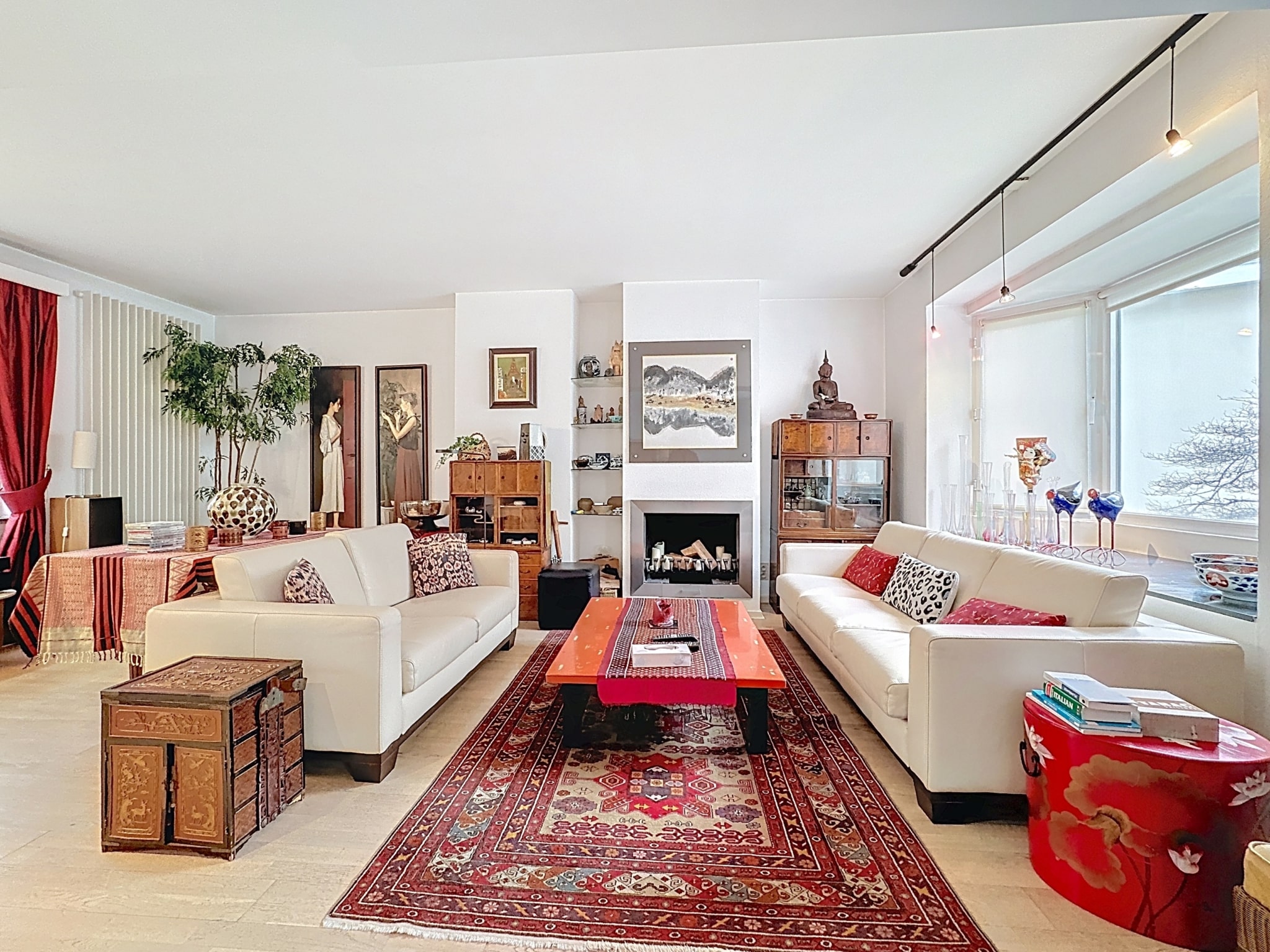 Salon Moderne et Chaleureux avec Décor Coloré Salon - Sablon: Maison 3ch avec espace extérieur + parking – Bruxelles