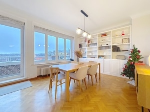 Salle à manger moderne avec vue panoramique décoration festive et ambiance chaleureuse