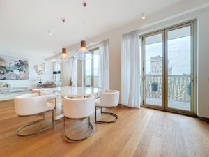 Salle à manger moderne avec vue urbaine mobilier élégant art mural coloré et ambiance chaleureuse