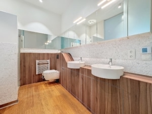 Salle de bain moderne avec doubles lavabos en bois grand miroir style épuré et luminosité naturelle