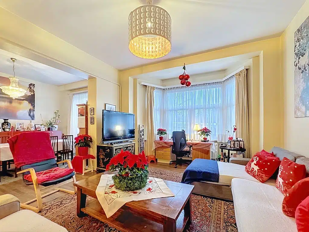 Salon Confortable et Chaleureux avec Décor Coloré Salon - Appartement 2ch – Balcon – Hero – Uccle