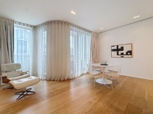 Salon moderne et lumineux avec mobilier épuré art abstrait monochrome et ambiance élégante