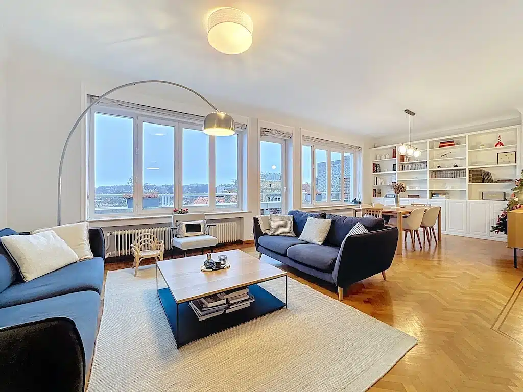 Salon Moderne avec Vue Panoramique et Éléments Élégants Salon - Appartement lumineux 2 chambres + 1 bureau – garage – Avenue Coghen – Uccle