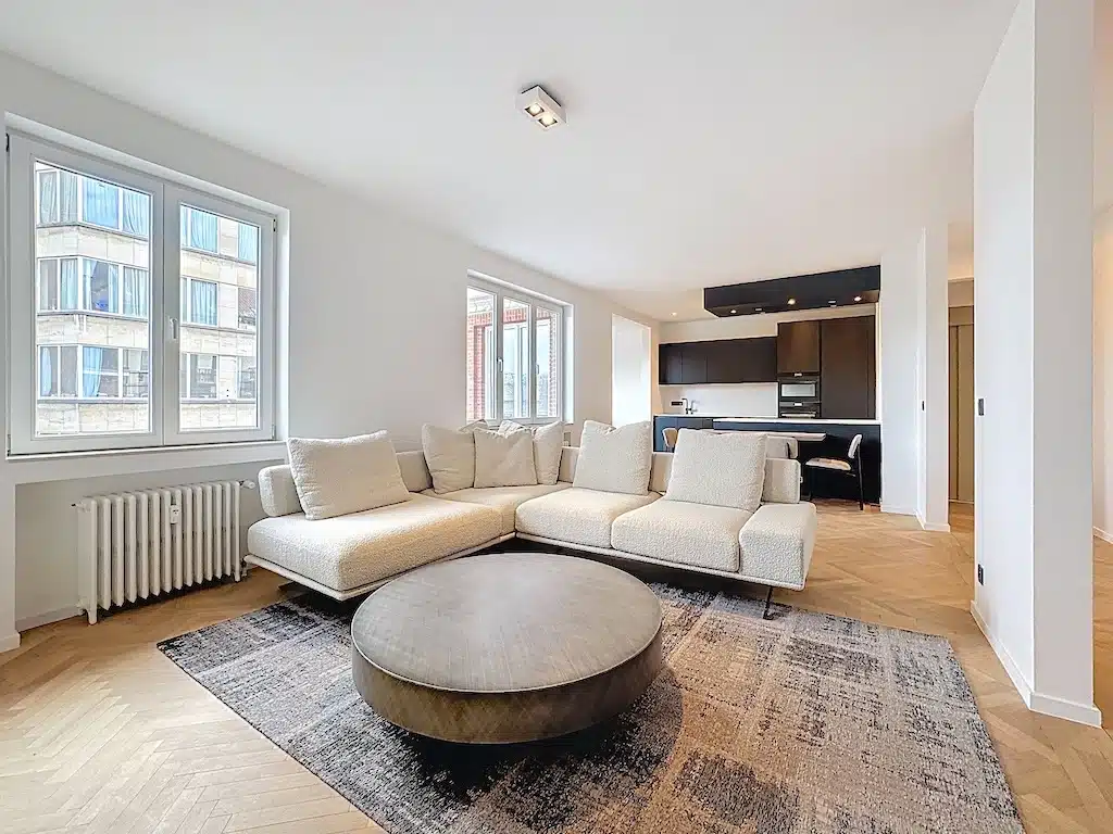 Salon Moderne Éclairé avec Canapé Minimaliste et Cuisine Contemporaine Cuisine - Penthouse duplex 2 chambres – Ixelles