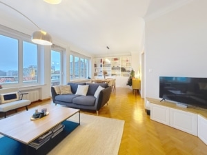 Salon moderne avec vue urbaine sofa confortable mobilier élégant et décoration chaleureuse