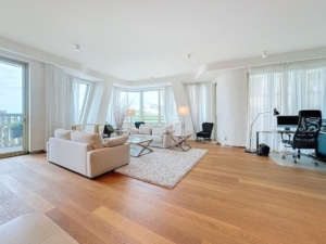 Salon moderne lumineux avec canapés crème espace de travail élégamment intégré et ambiance chaleureuse