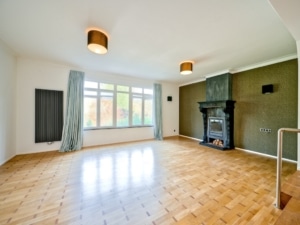 Salon lumineux moderne avec parquet cheminée en pierre grand fenêtre ambiance chaleureuse et élégante