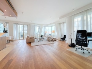 Salon moderne lumineux avec espace de travail élégant mobilier design ambiance chaleureuse et vue extérieure