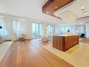 Salon moderne lumineux avec cuisine ouverte en bois grand canapé mobilier minimaliste et vue extérieure