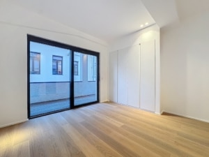 Salon moderne lumineux avec terrasse sols en bois clair mobilier minimaliste design contemporain et élégant