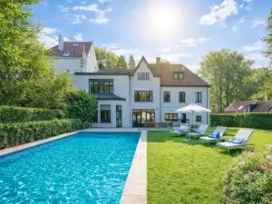 Villa élégante avec piscine, jardin luxuriant et cadre paisible en plein soleil.