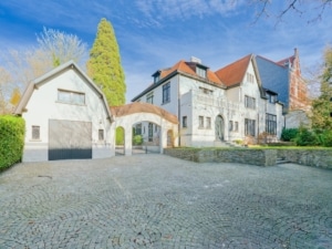 Villa chic à uccle avec façade en briques toit rouge jardins soignés et garage élégant
