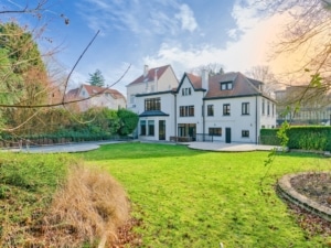Villa élégante avec jardin prospère et architecture mixte moderne et classique à uccle