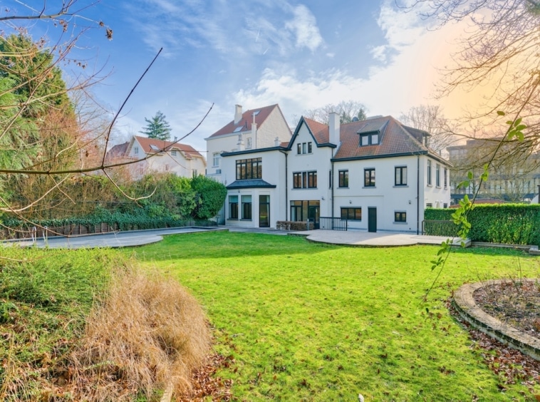 Villa élégante avec jardin prospère et architecture mixte moderne et classique à Uccle.