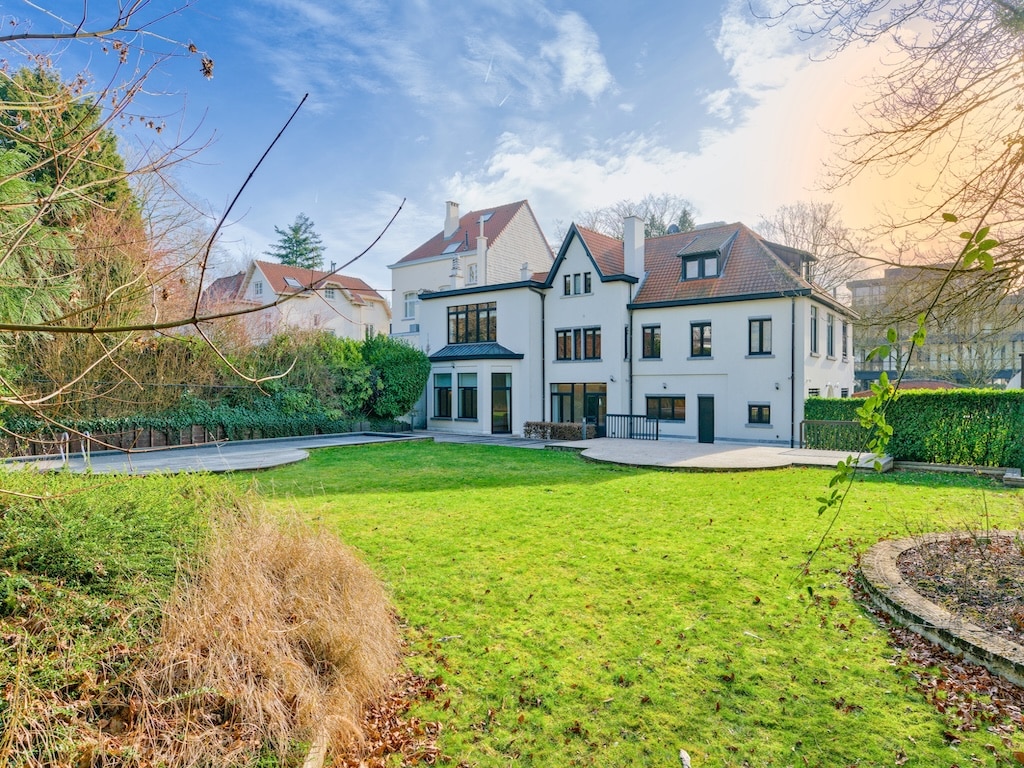 Villa élégante avec jardin prospère et architecture mixte moderne et classique à Uccle.