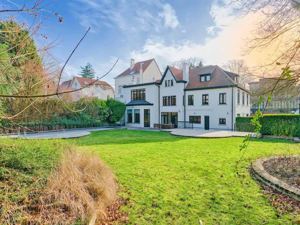 Villa Élégante avec Jardin Luxuriant à Uccle Jardin - Hamoir – Villa d’exception avec piscine – Uccle