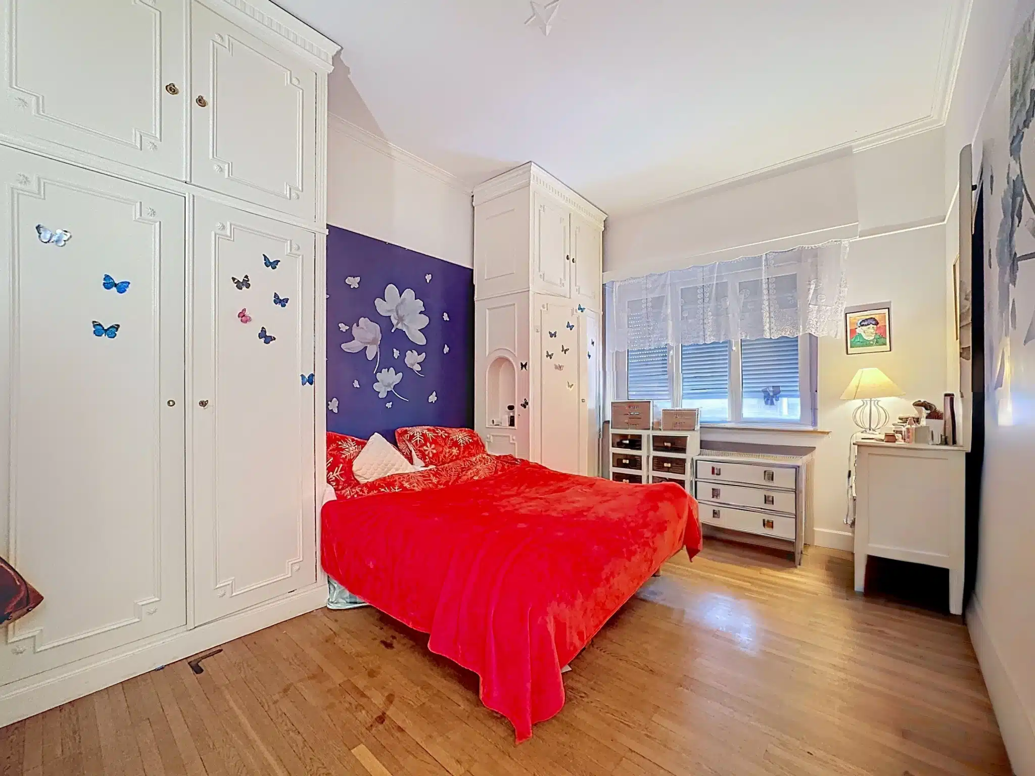 Gezellige kamer met rood bed en vlinderwand Slaapkamer - Rue Jules Lejeune - Appartement 2 slaapkamers met balkon - Elsene