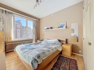 Chambre lumineuse et cosy avec mobilier minimaliste, lumière naturelle, décor chaleureux et ambiance apaisante.