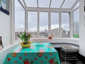 Coin cosy avec vue urbaine décoration colorée et ambiance lumineuse