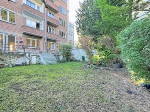 Cour intérieure verdoyante avec arbres fenêtres ouvertes idéale pour la détente et la convivialité