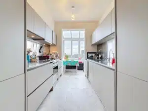 Cuisine contemporaine épurée lumière naturelle meubles neutres plantes colorées espace fonctionnel et chaleureux