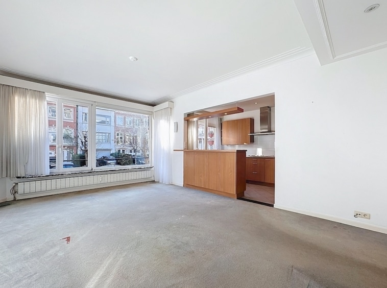 Appartement lumineux avec espace ouvert, cuisine moderne et grande fenêtres, à personnaliser.