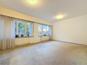 Espace lumineux à aménager avec vue sur la nature grande fenêtre ambiance moderne et chaleureuse