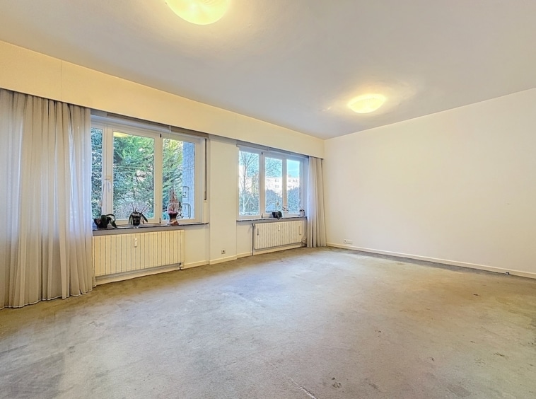 Espace lumineux à aménager avec vue sur la nature, grande fenêtre, ambiance moderne et chaleureuse.