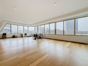 Espace lumineux et moderne parfait pour réunions créativité ou détente avec vue urbaine