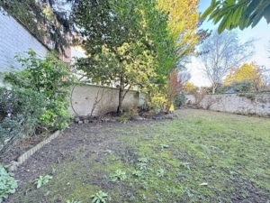 Jardin tranquille avec pelouse verdoyante arbres buissons idéal pour la détente et la méditation
