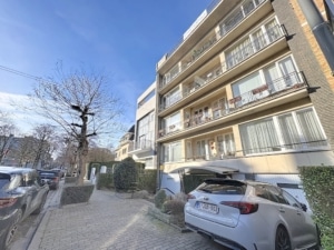 Résidence contemporaine avec balcons fleuris parking propre et environnement paisible en ville