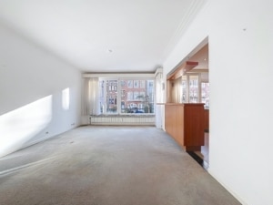 Salon lumineux et minimaliste avec vue sur la rue et partition en bois chaleureuse