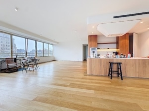 Salon contemporain lumineux avec cuisine ouverte mobilier élégant en bois clair et coin repas minimaliste