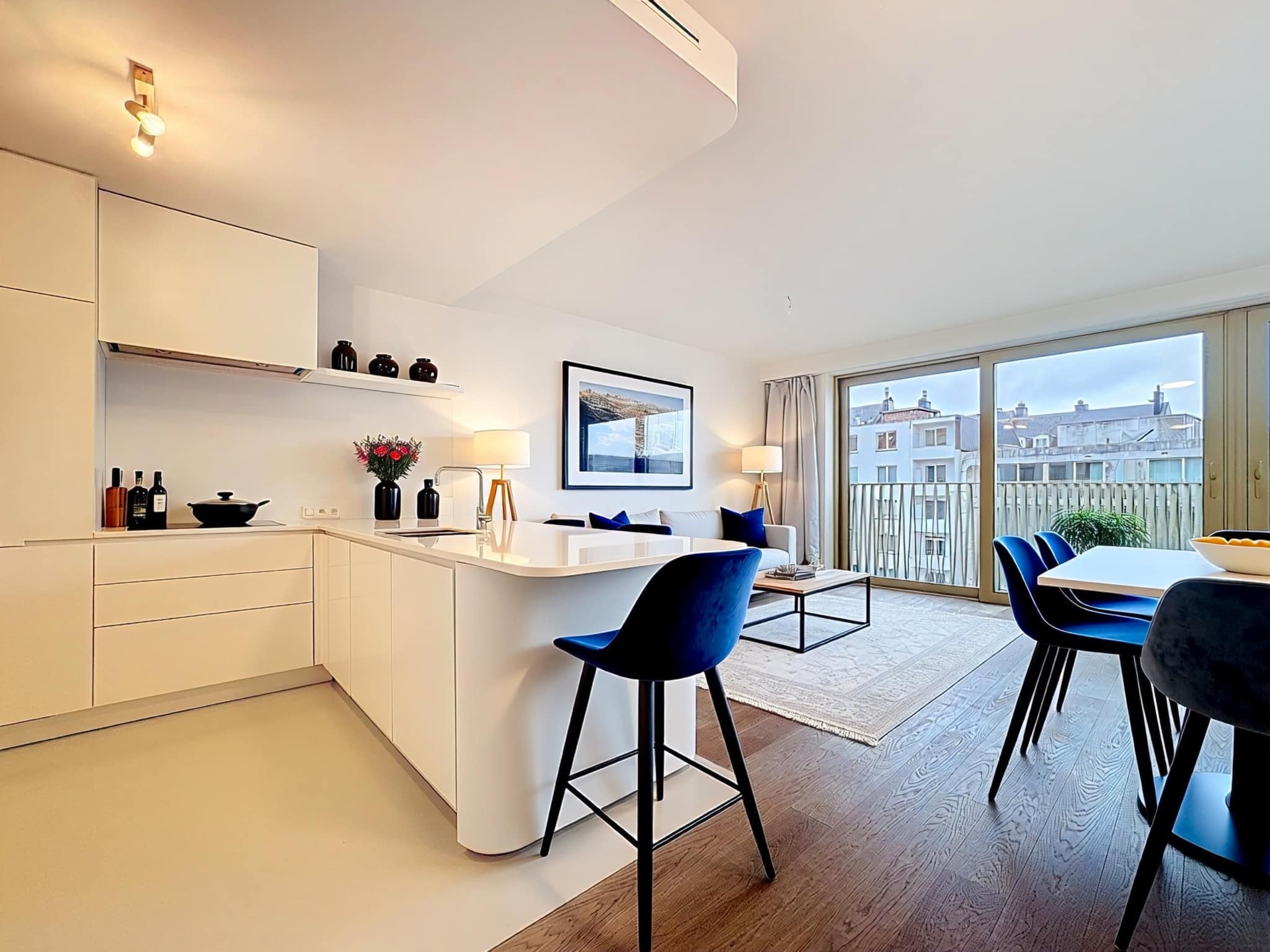 Lichte open keuken in Chevaliers - You Real Estate Agency Lichte open keuken met moderne woonkamer en balkon bij Chevaliers
