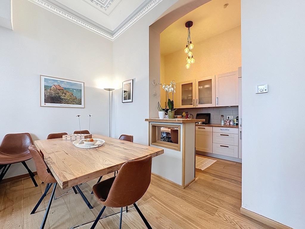 Lichte moderne keuken met gezellige eethoek en stijlvolle inrichting.