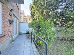 Chemin pavé jardin urbain ambiance paisible entre modernité et nature