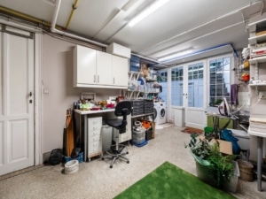 Garage spacieux avec espace de travail plantes lumière naturelle et rangement organisé
