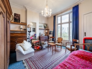 Salon éclectique chaleureux avec mobilier vintage lumière naturelle touches colorées et décoration cozy