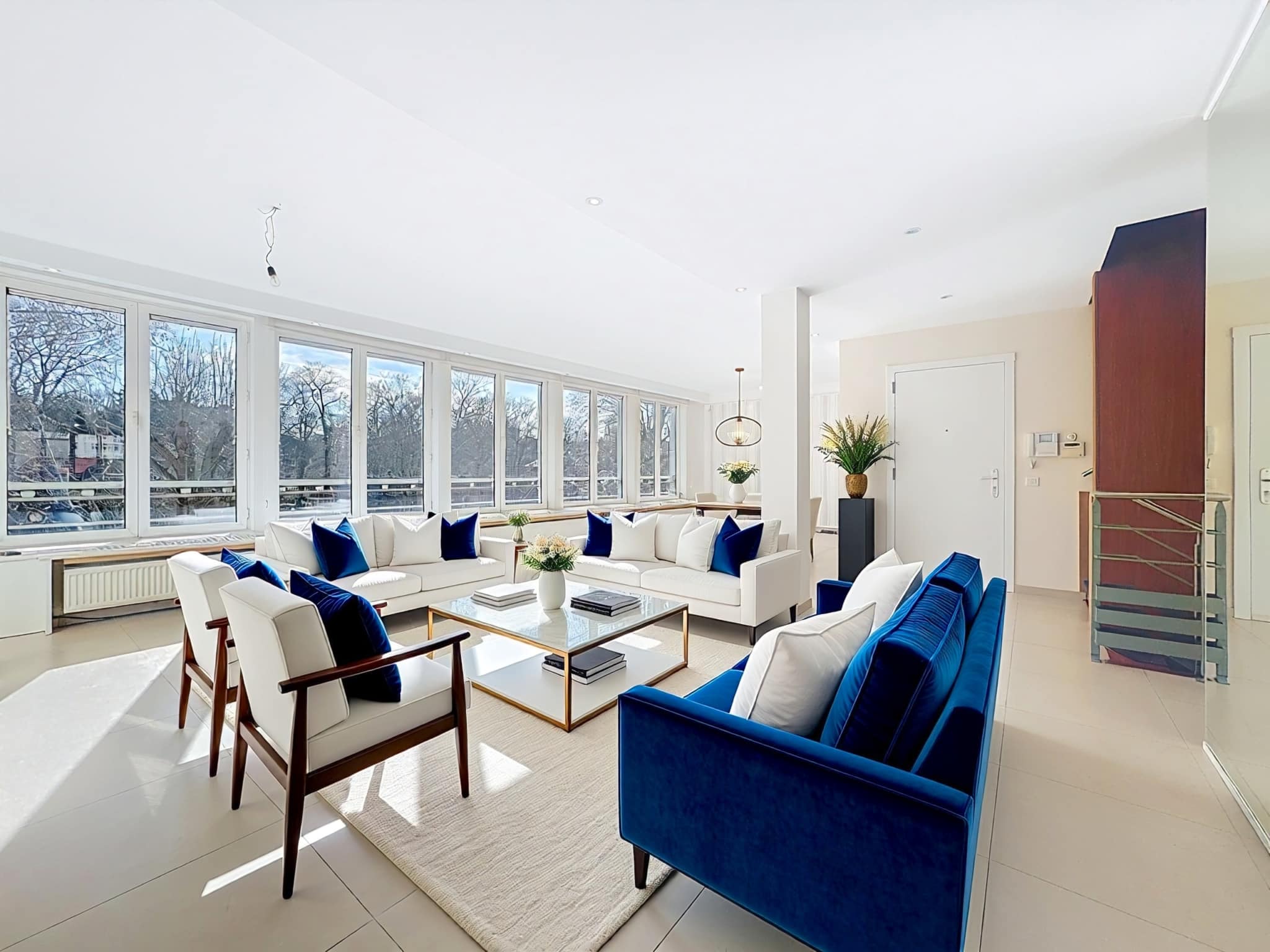 Lichte moderne woonkamer op La Cambre - U Vastgoedkantoor Lichte moderne woonkamer bij La Cambre met erkers en witte en blauwe banken