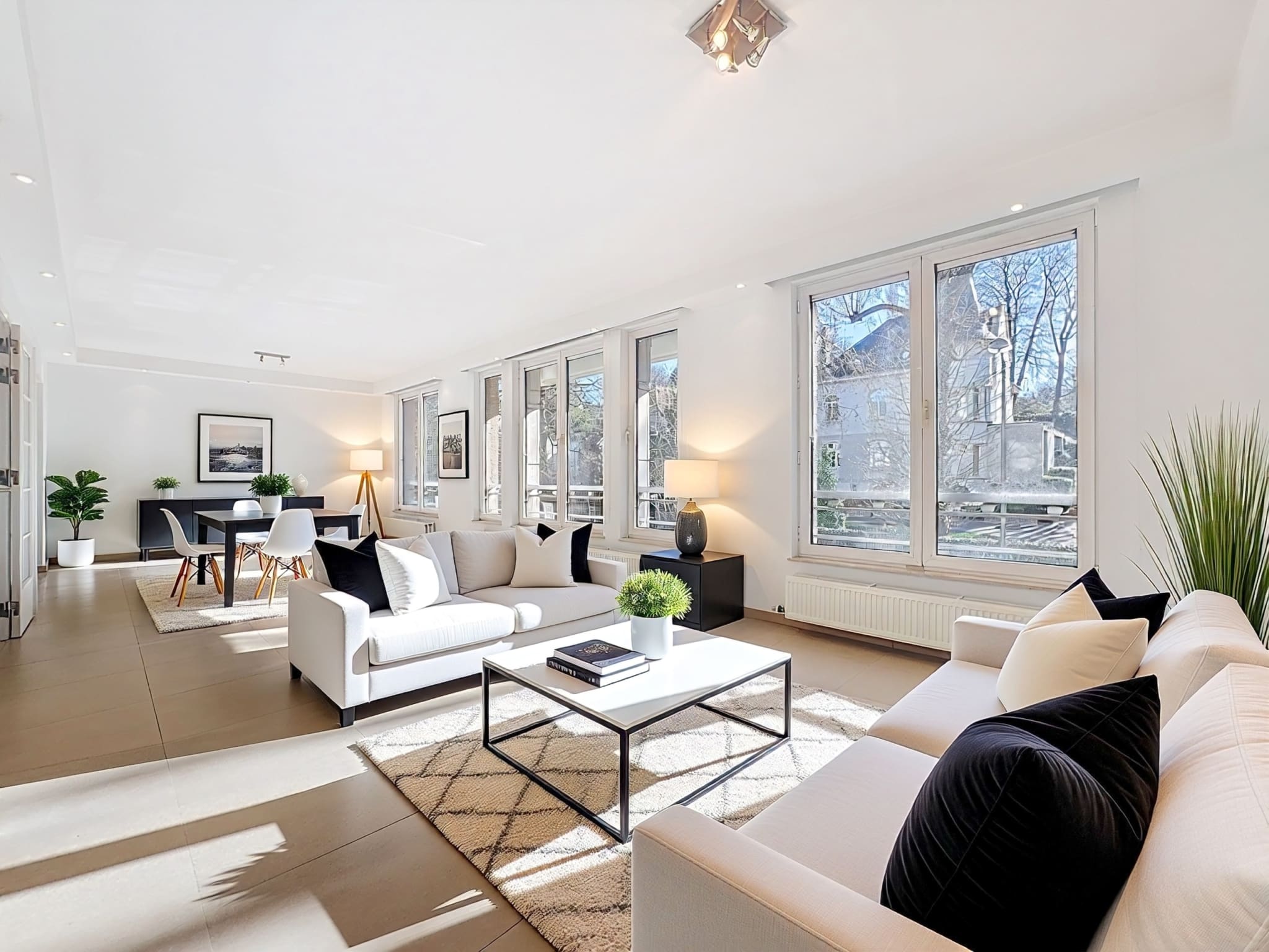 Séjour Lumineux à La Cambre – You Real Estate Agency Séjour moderne et lumineux à La Cambre, avec coin repas et grandes fenêtres