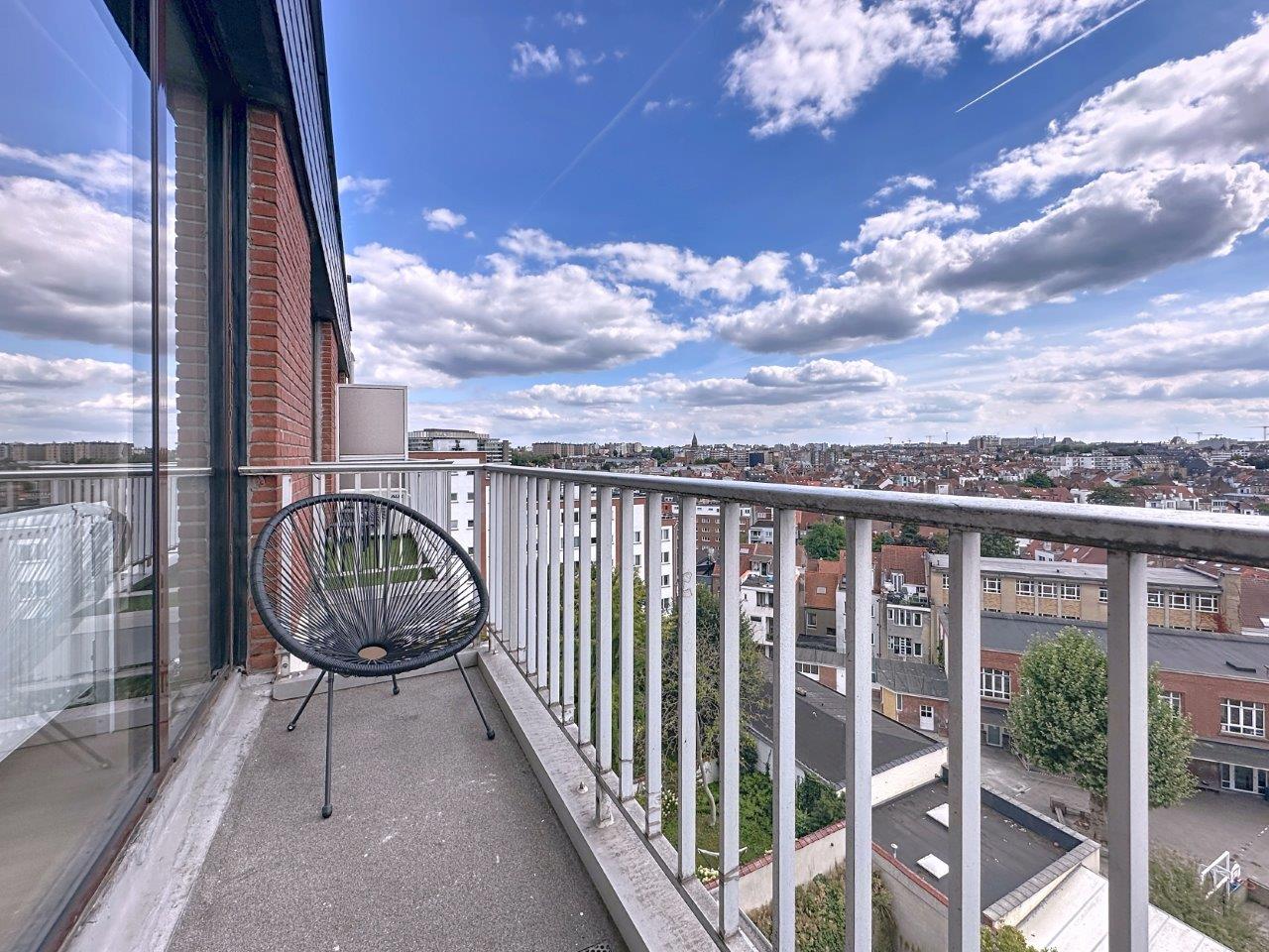 Balcon avec Vue Urbaine – You Real Estate Agency Balcon d’appartement avec fauteuil et vue panoramique sur la ville