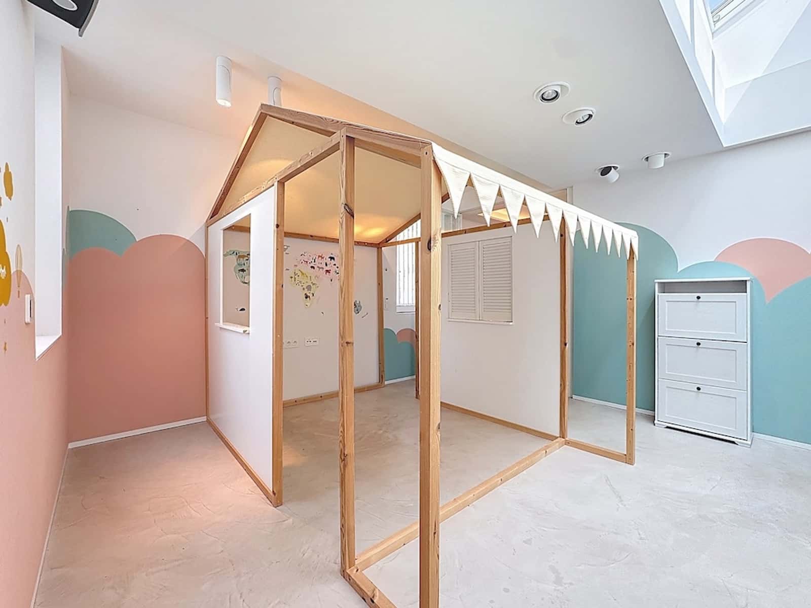 Salle de Jeux Pastel avec Cabane – You Real Estate Agency Salle de jeux enfant lumineuse avec cabane en bois et décoration pastel