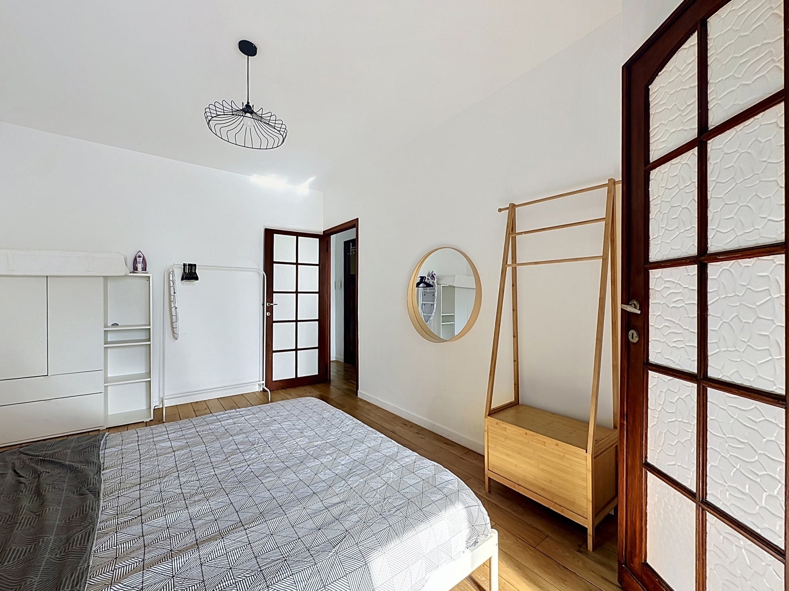 Chambre Lumineuse avec Parquet – You Real Estate Agency Chambre lumineuse avec parquet, lit moderne et rangements scandinaves