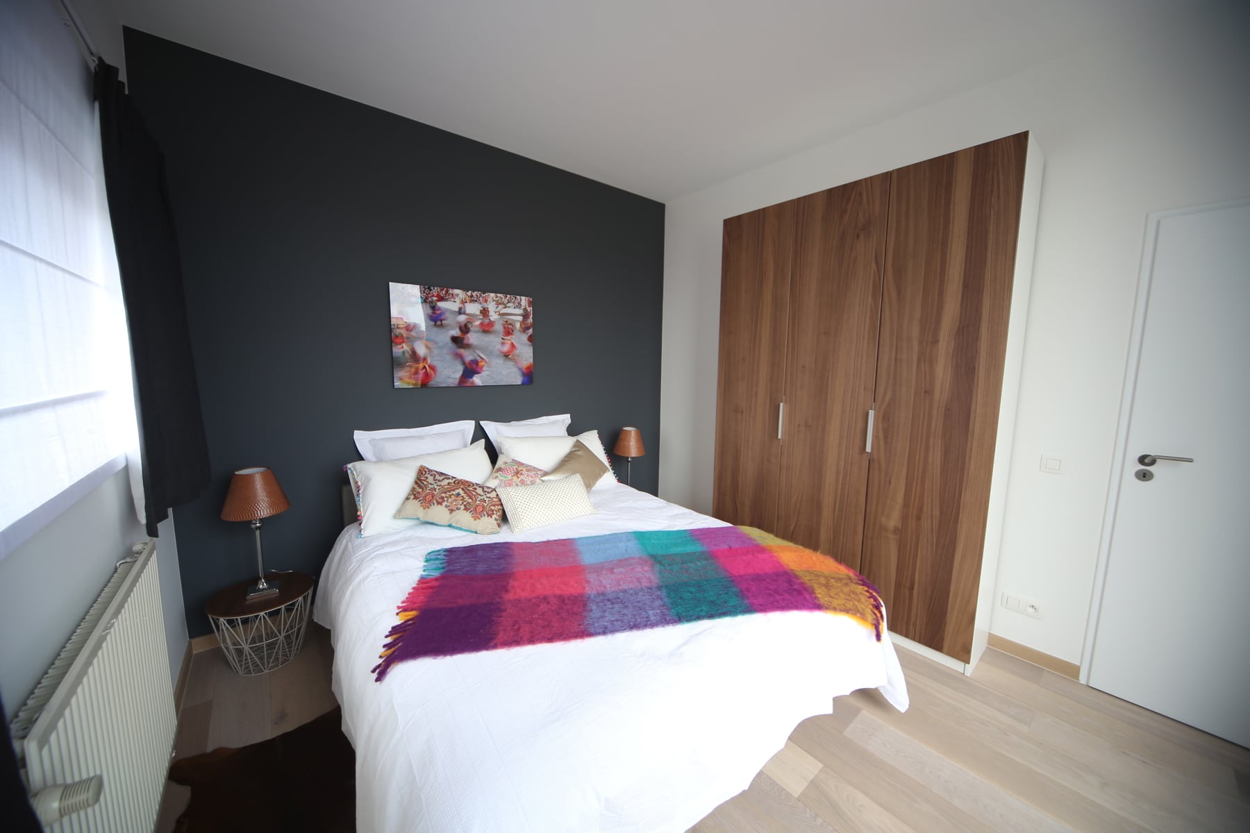 Chambre Lumineuse avec Lit Double – You Real Estate Agency Chambre lumineuse avec lit double, mur anthracite et placard en bois