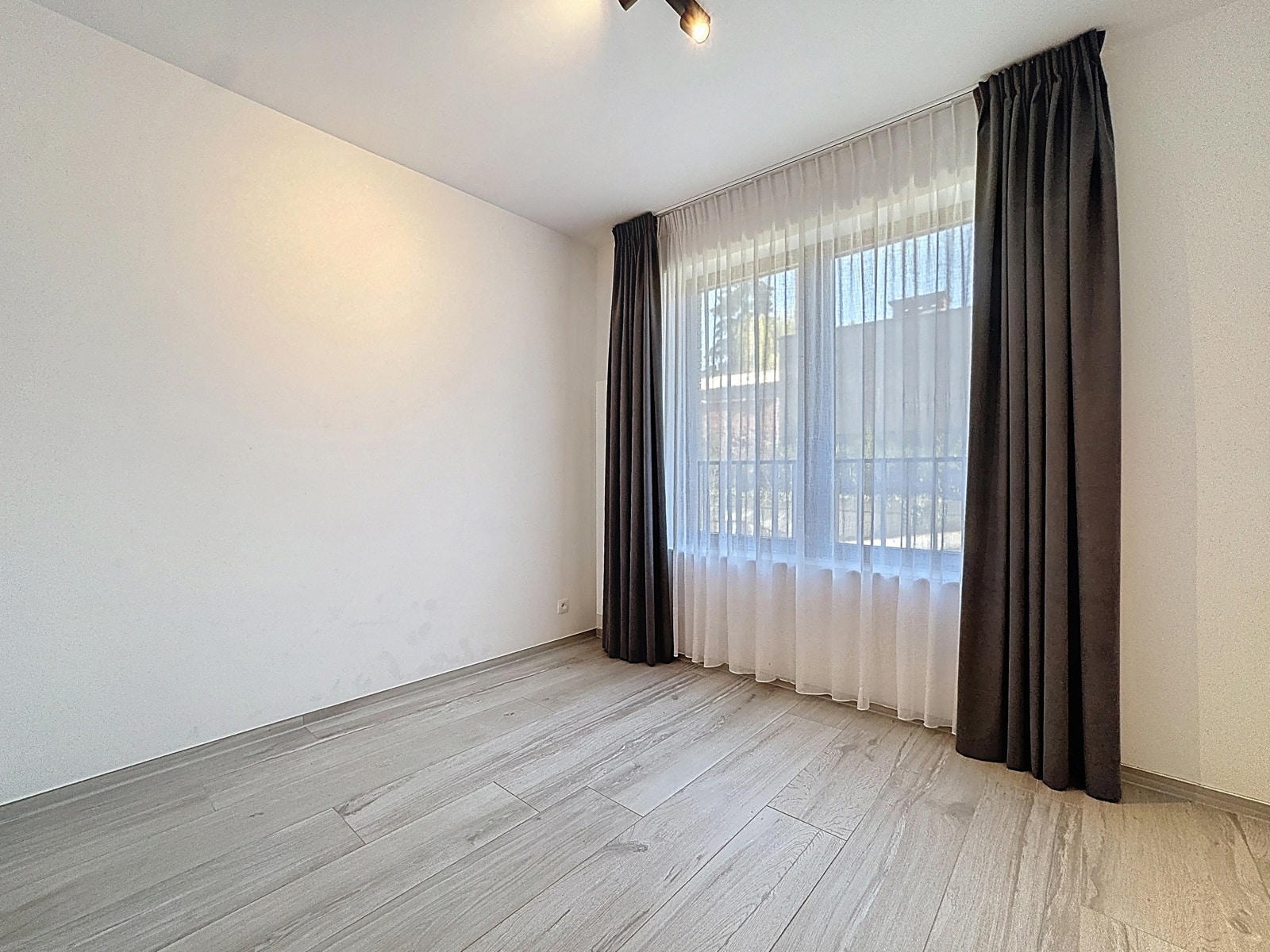 Chambre Moderne Avec Grande Fenêtre – You Real Estate Agency Chambre moderne lumineuse avec parquet gris et grande fenêtre à rideaux